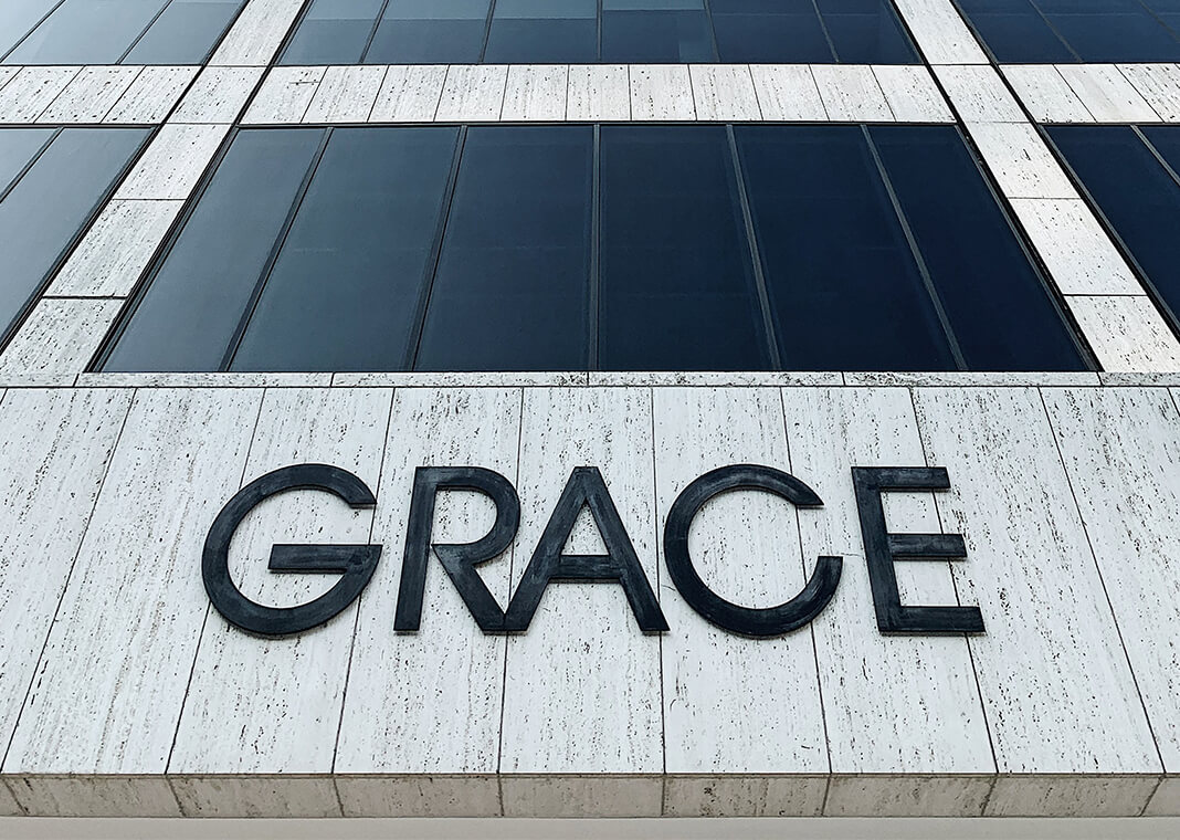 grace - word on side of building - photo by Evi Odioko on Unsplash