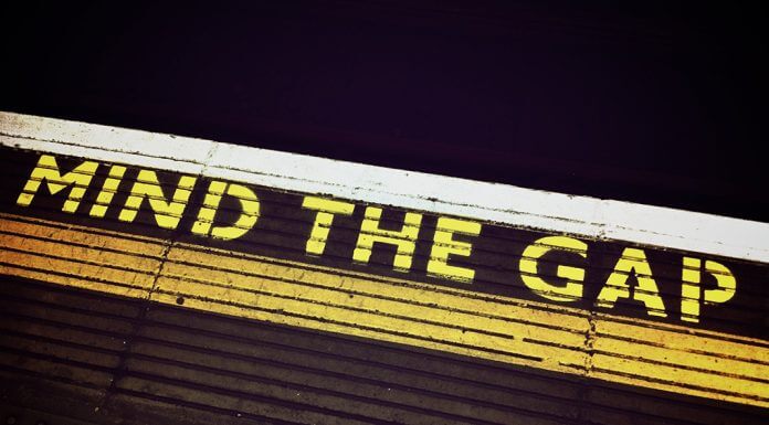mind the gap - words on London Underground platform - image by Greg Plominski from Pixabay