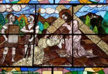 Stations of the Cross stained glass - Veronica wipes the face of Jesus - Image by Enrique López-Tamayo Biosca under CC BY 2.0