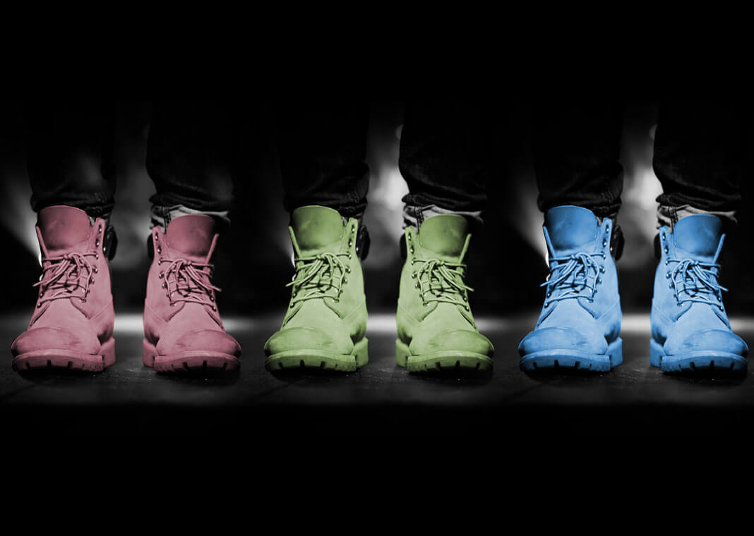 3 pairs of shoes in different colors - image by Three-shots from Pixabay