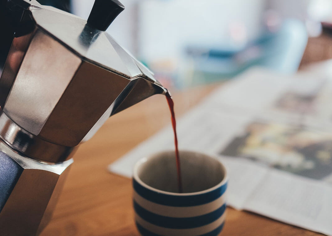 pouring coffee - image via Pixabay