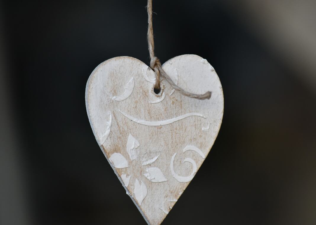 wooden heart on string - photo by Bicanski on Pixnio