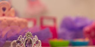 princess crown on party table - image by PawinG from Pixabay