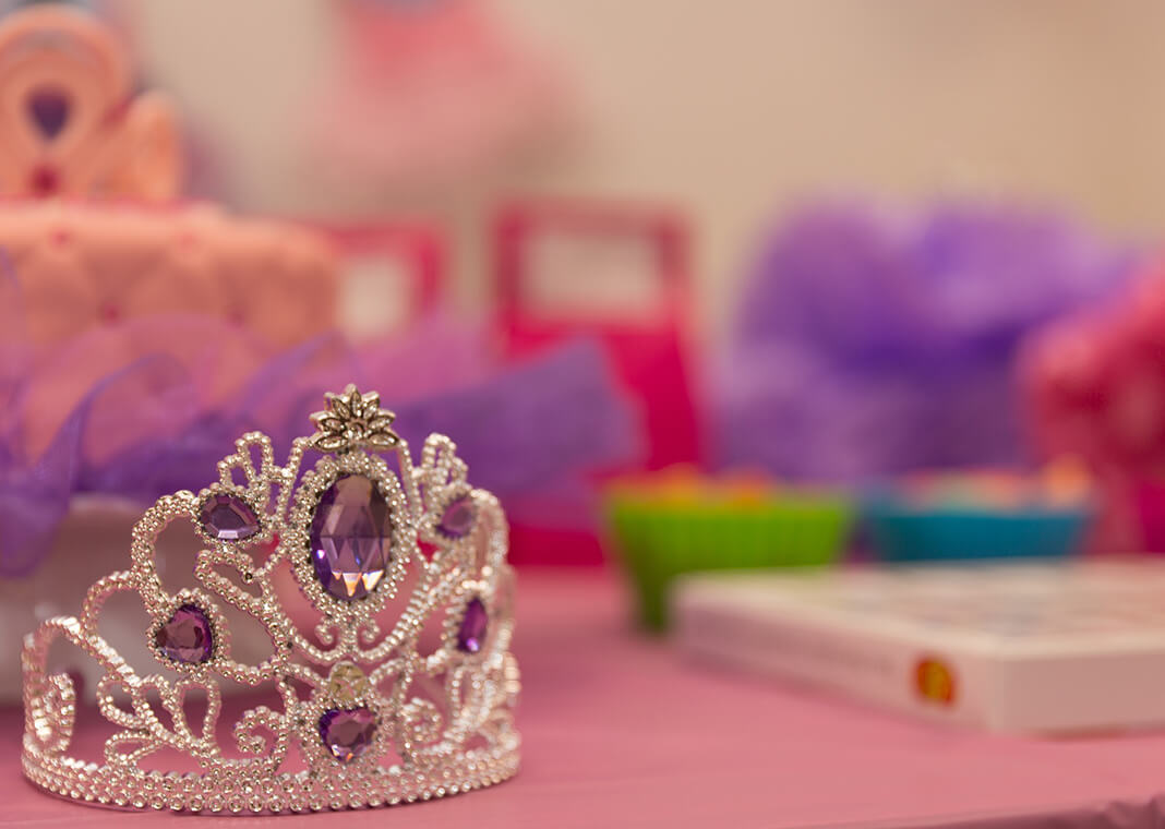 princess crown on party table - image by PawinG from Pixabay