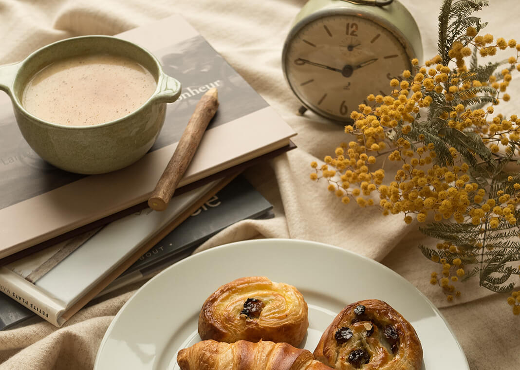 clock and breakfast bread - photo by reneereneee on Pexels