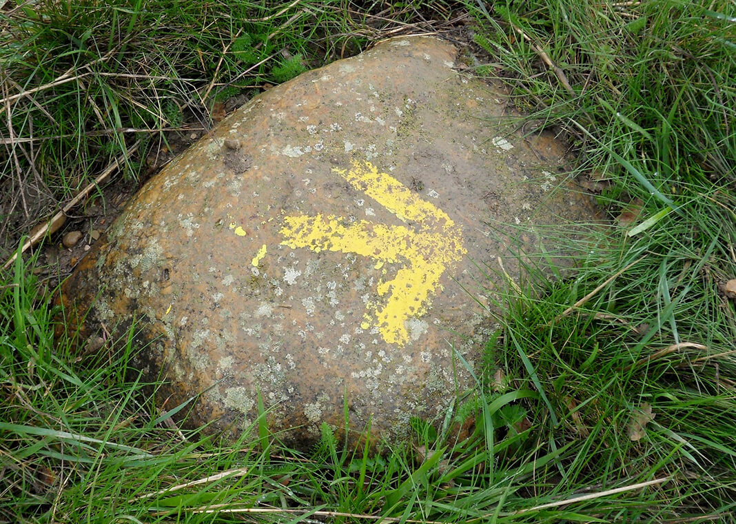 yellow arrow on rock - image by Barbara Bumm from Pixabay
