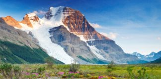 Mount Robson - GlowingEarth/iStock/Getty Images