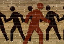 figure walking opposite direction than others - image by Gerd Altmann from Pixabay