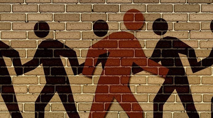 figure walking opposite direction than others - image by Gerd Altmann from Pixabay