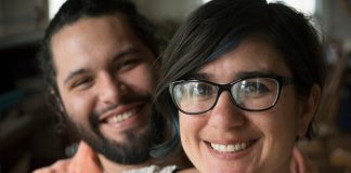smiling couple facing camera - Hill Street Studios/Digital Vision/Getty Images. ©Hill Street Studios/Blend Images LLC