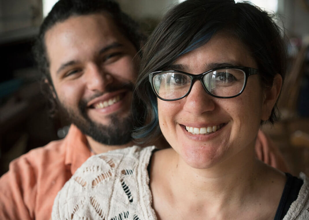 smiling couple facing camera - Hill Street Studios/Digital Vision/Getty Images. ©Hill Street Studios/Blend Images LLC