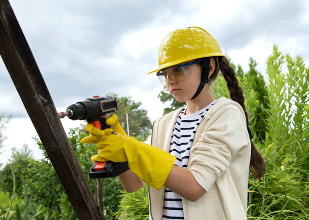 girl drilling plank - Yulia Reznikov/Moment/Getty Images