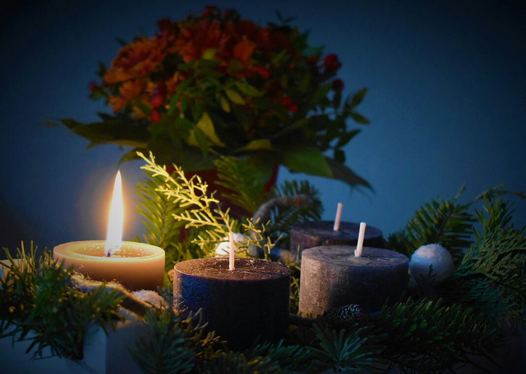 Advent wreath with first candle lit - photo by Waldemar Brandt on Unsplash