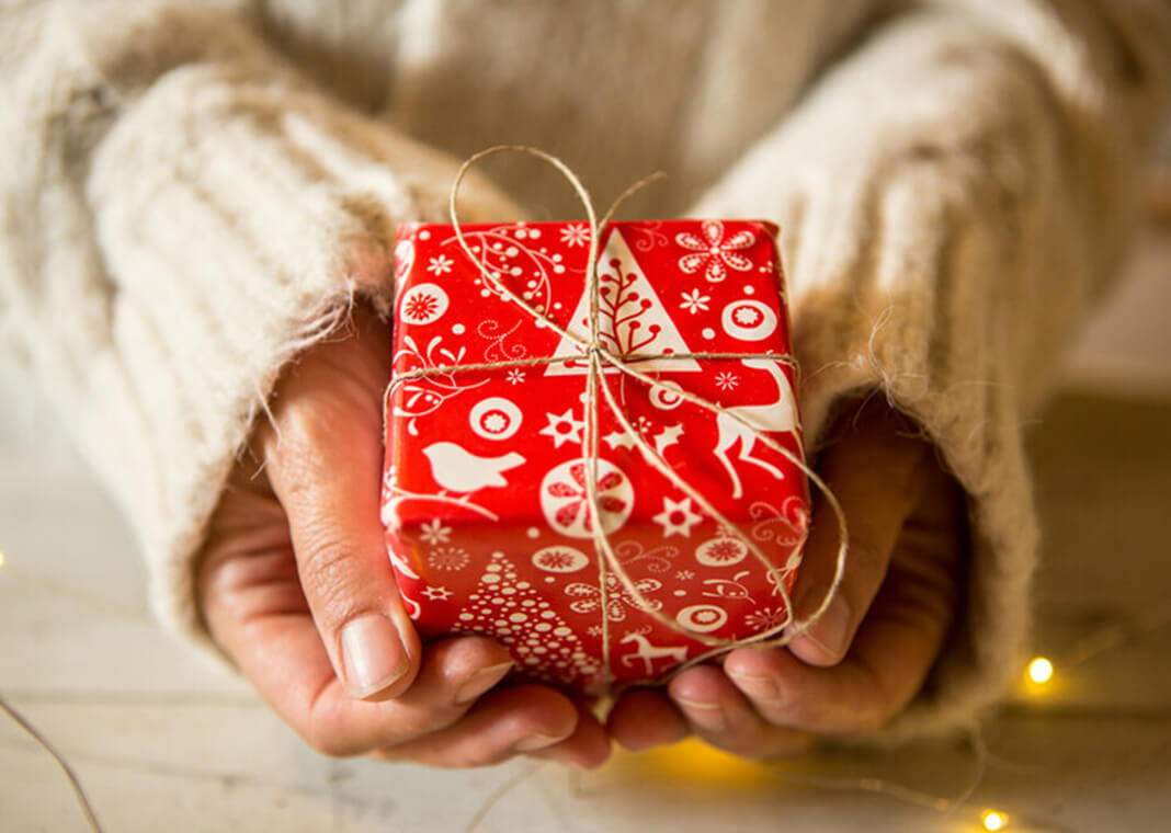 woman holding a gift in her hands - Coolpicture/Moment/Getty Images